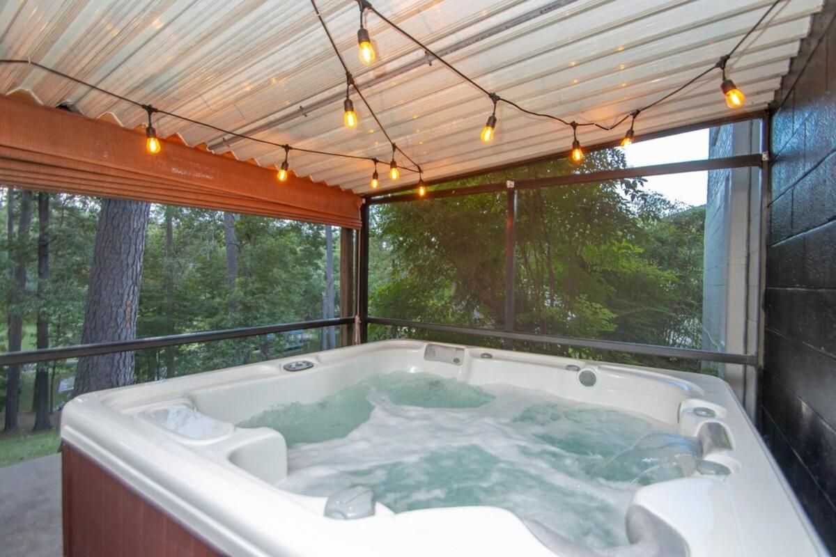 Holiday home Lakefront, Game Room, Hot Tub, Fire Pit Hot Springs