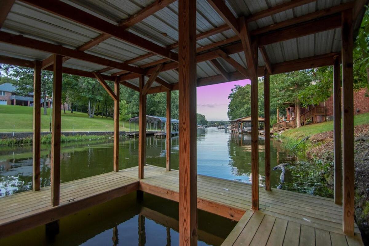 Lakefront, Game Room, Hot Tub, Fire Pit Holiday home