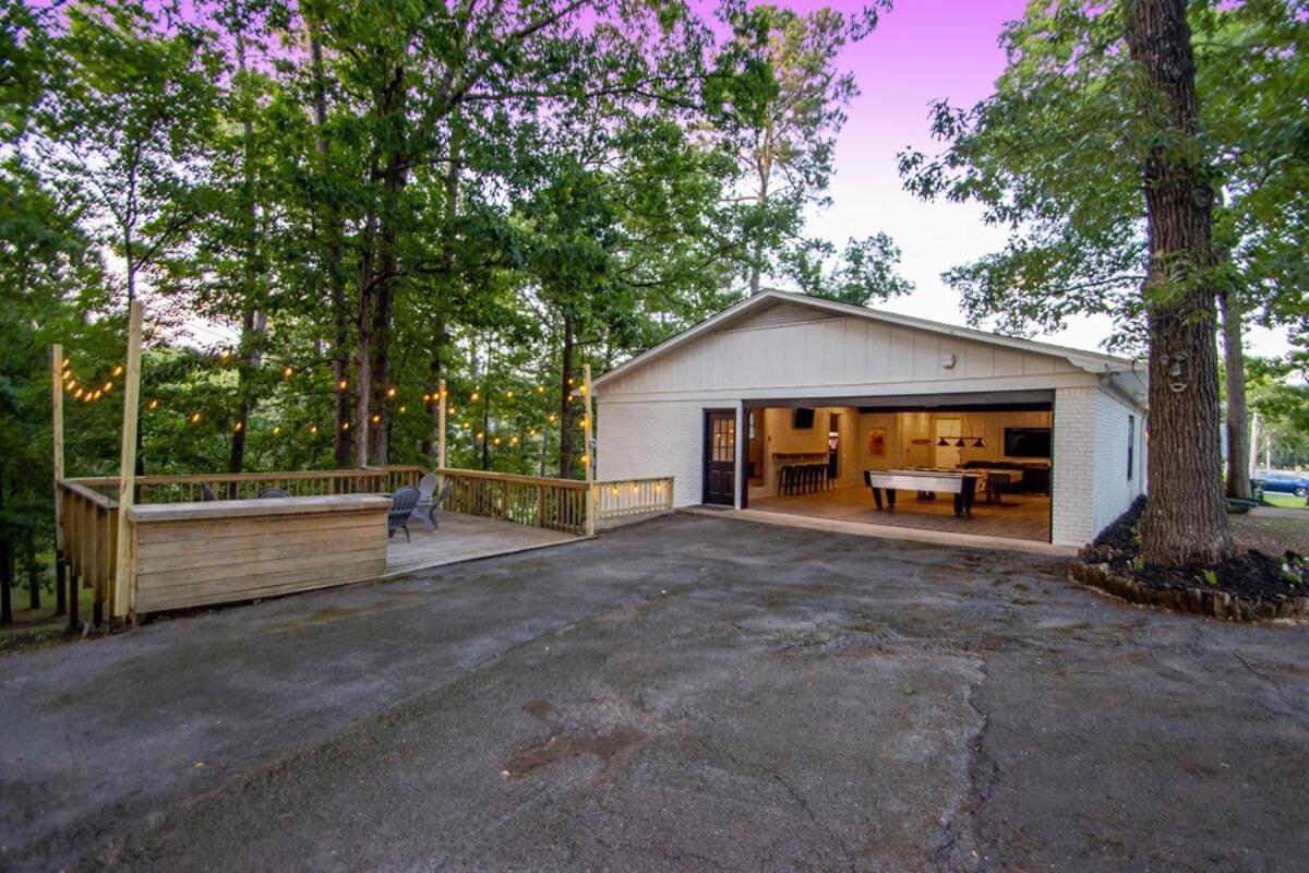 Lakefront, Game Room, Hot Tub, Fire Pit Holiday home *
