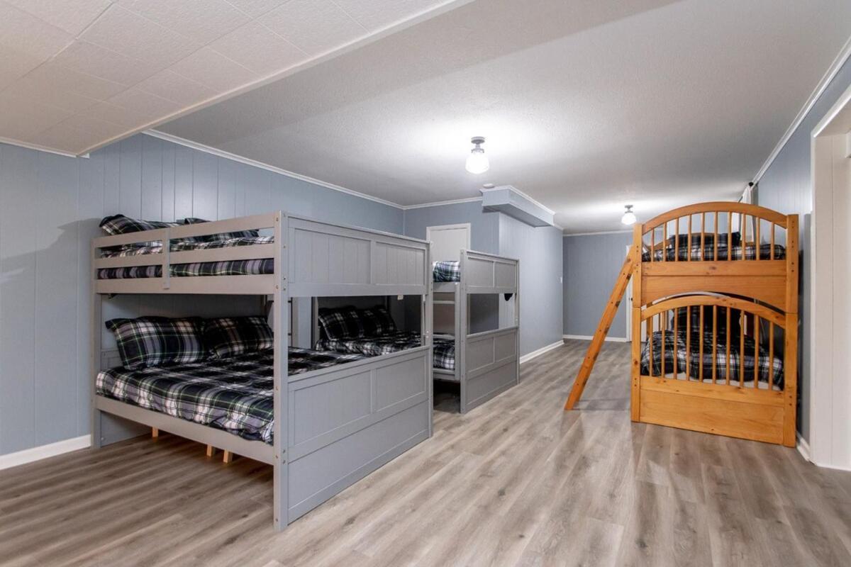 Lakefront, Game Room, Hot Tub, Fire Pit *
