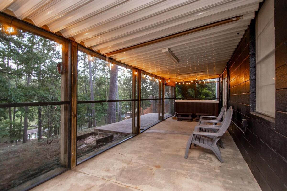 Lakefront, Game Room, Hot Tub, Fire Pit Holiday home
