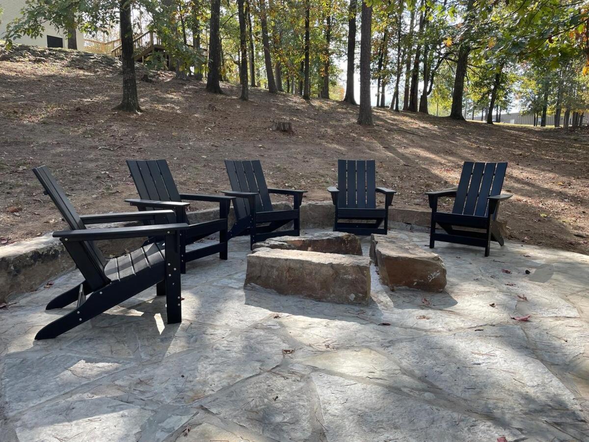 Lakefront, Game Room, Hot Tub, Fire Pit Holiday home *
