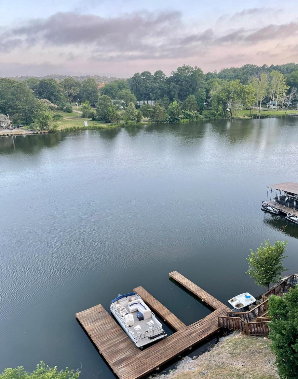 Brooklynn's Bay, Elegant Lakefront Retreat