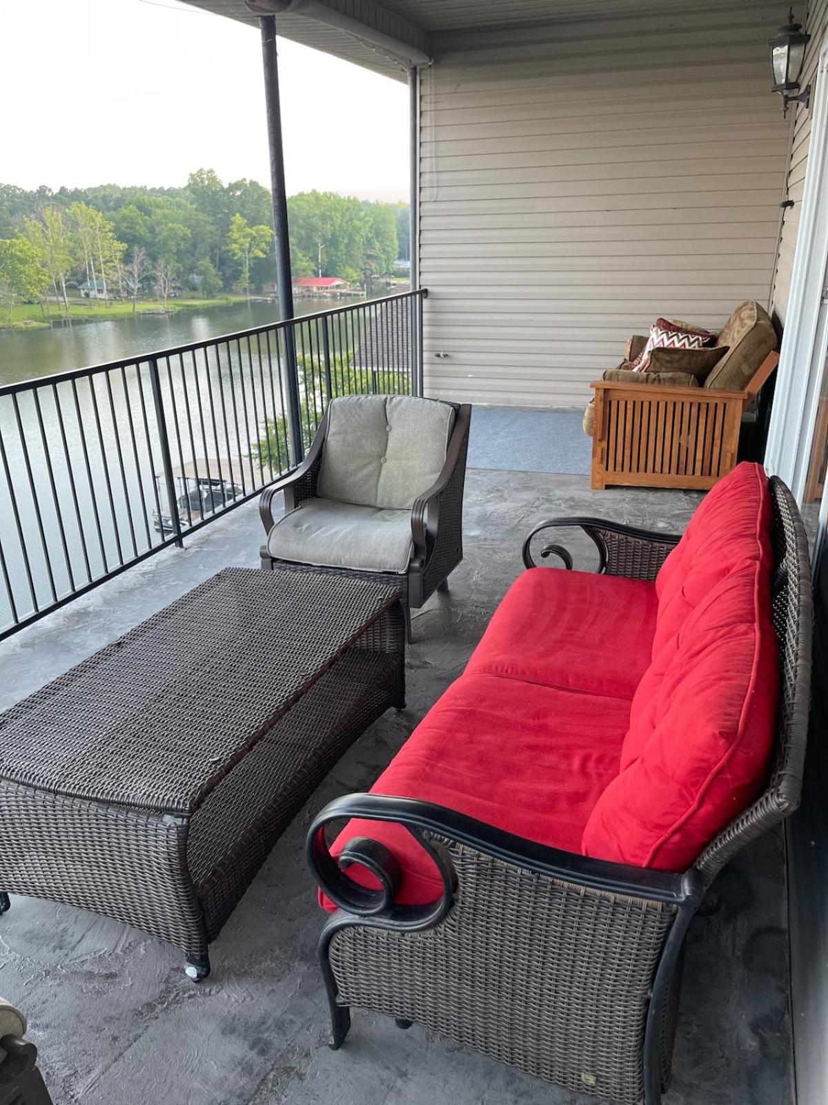 Apartment Brooklynn's Bay, Elegant Lakefront Retreat