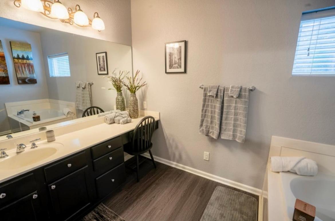 Brooklynn's Bay, Elegant Lakefront Retreat Apartment *