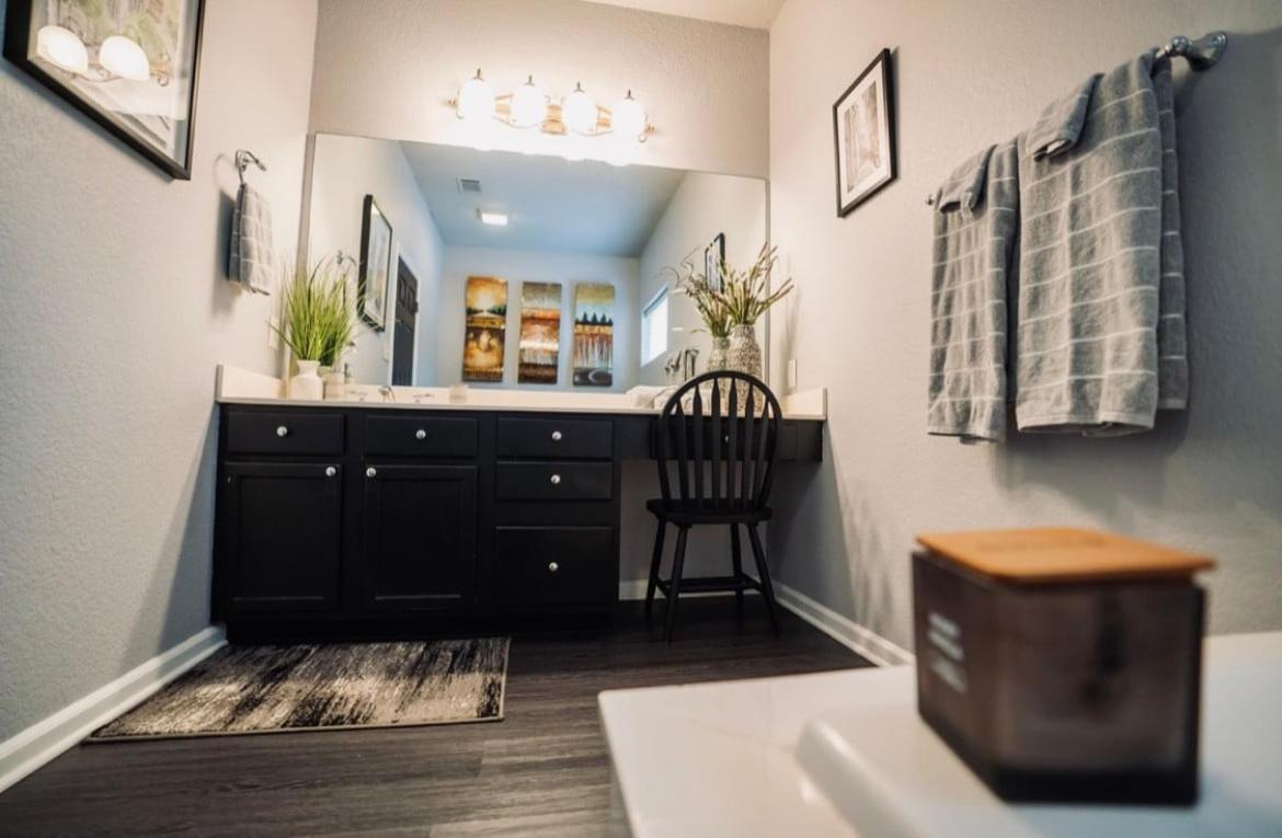 Apartment Brooklynn's Bay, Elegant Lakefront Retreat *