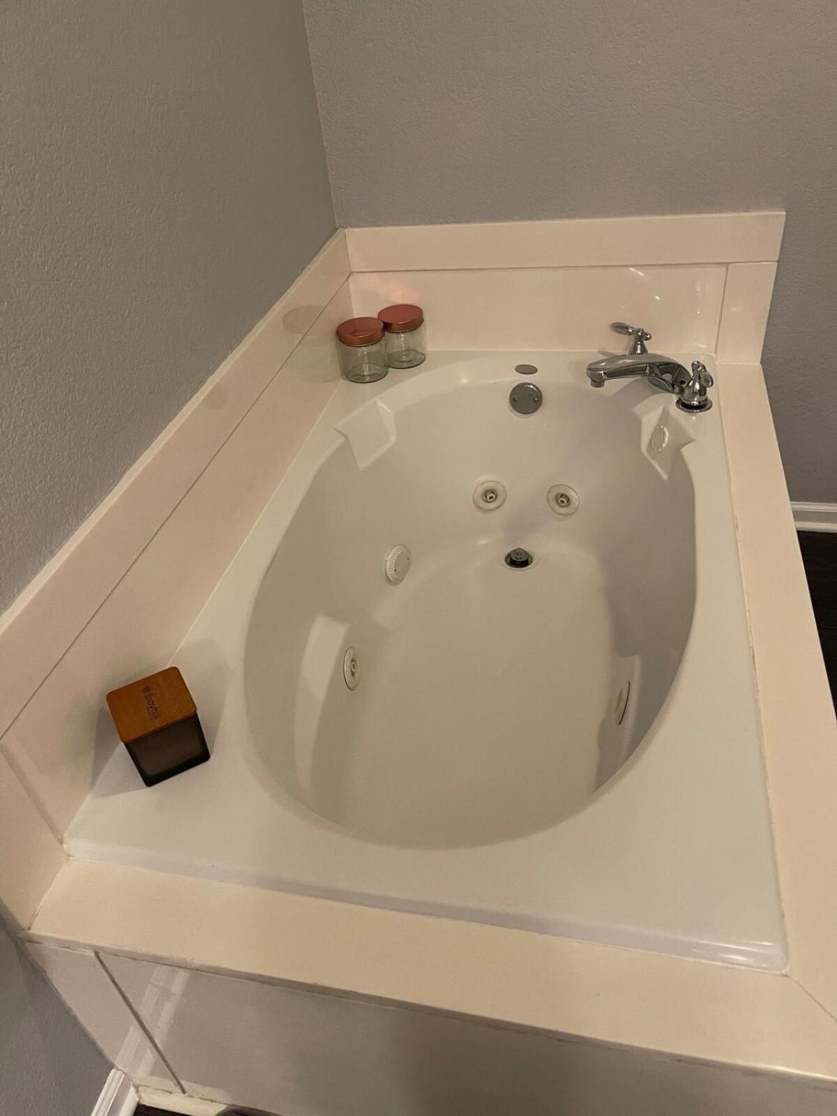 Brooklynn's Bay, Elegant Lakefront Retreat Apartment Hot Springs