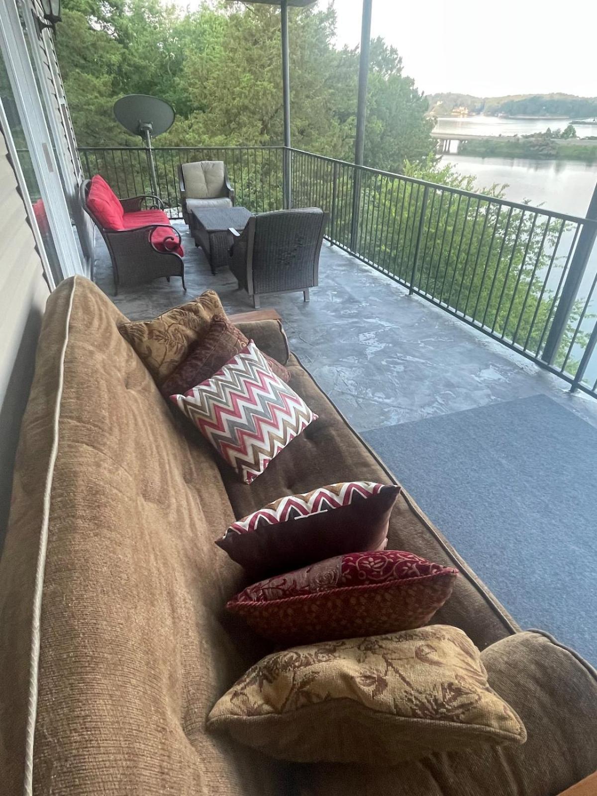 Brooklynn's Bay, Elegant Lakefront Retreat *