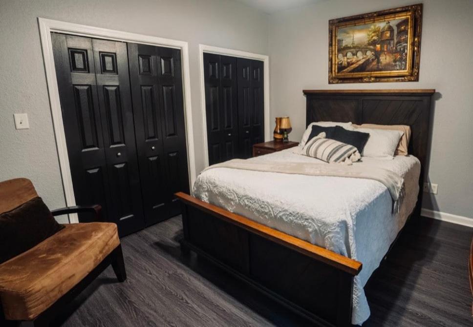 Brooklynn's Bay, Elegant Lakefront Retreat *