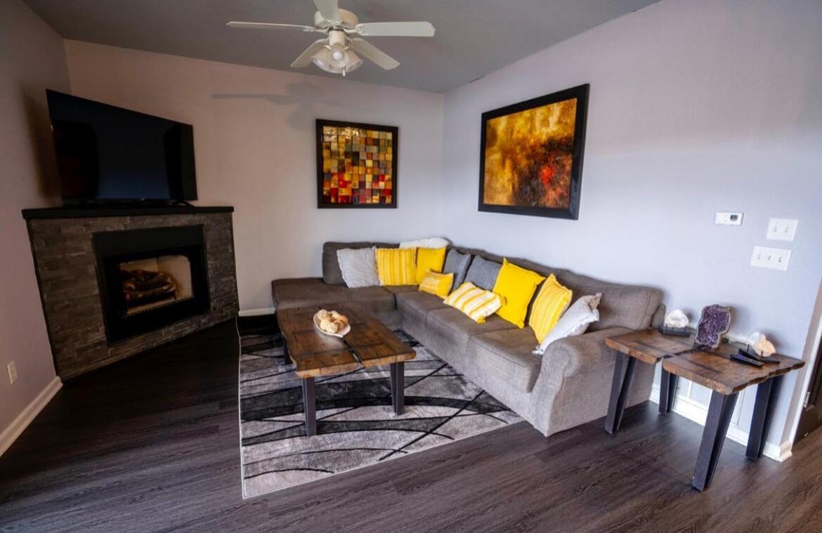 Brooklynn's Bay, Elegant Lakefront Retreat * Hot Springs