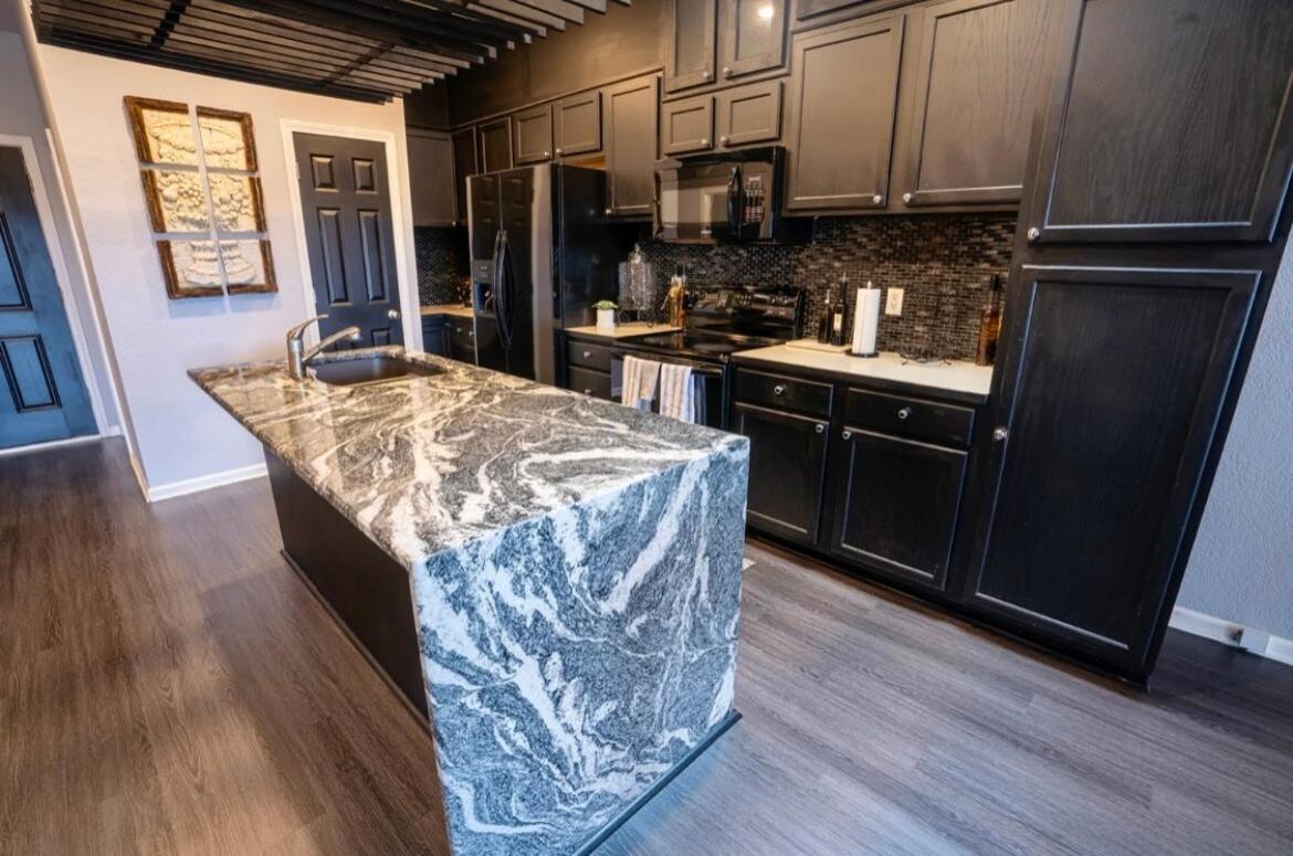 Brooklynn's Bay, Elegant Lakefront Retreat Apartment