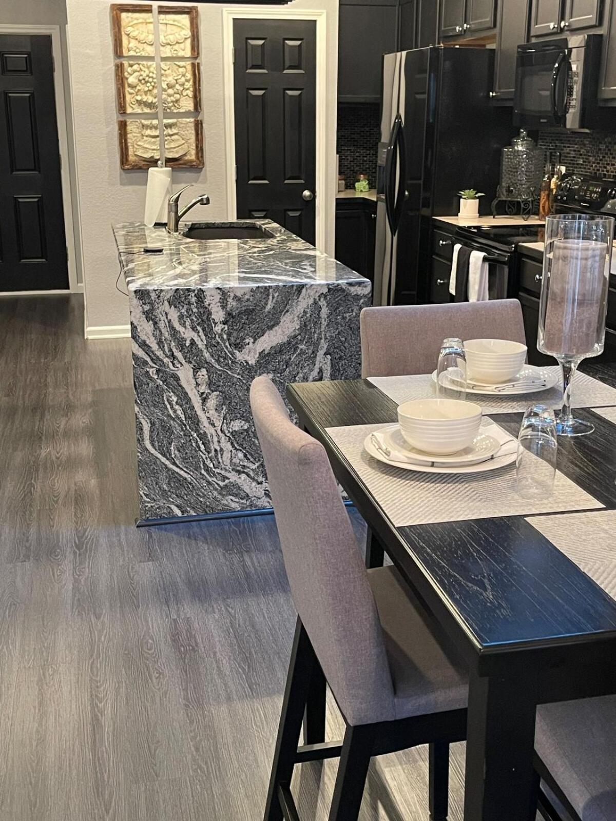 Apartment Brooklynn's Bay, Elegant Lakefront Retreat *
