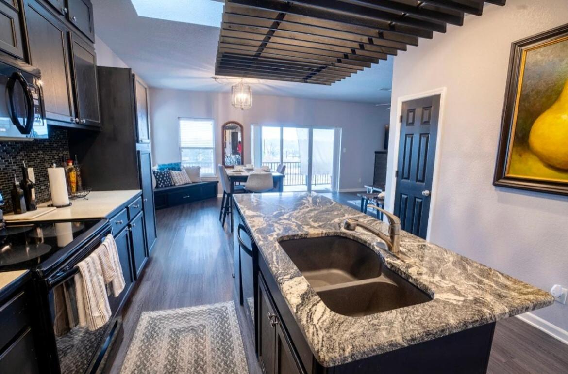Brooklynn's Bay, Elegant Lakefront Retreat * Hot Springs