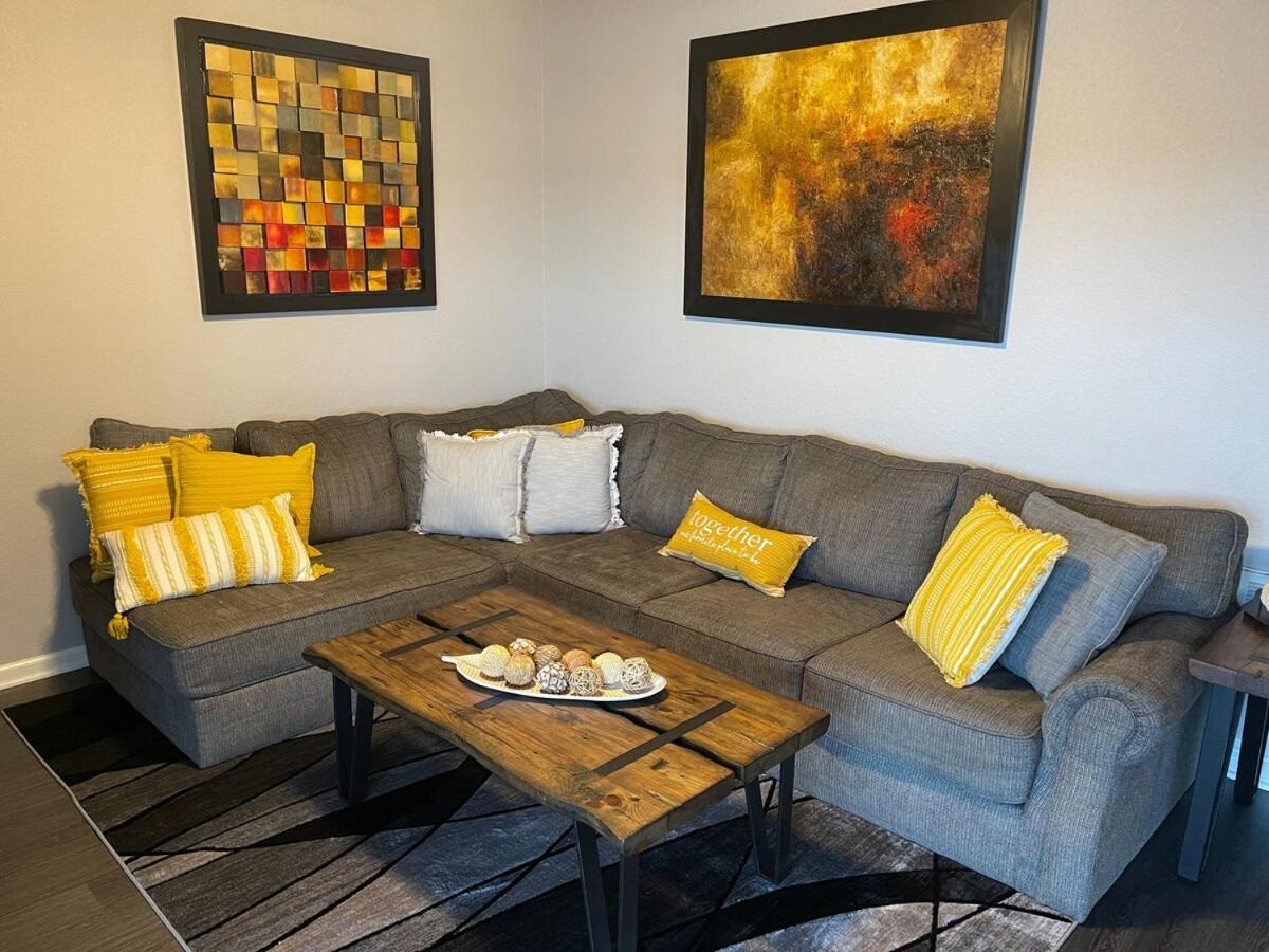 Apartment Brooklynn's Bay, Elegant Lakefront Retreat *