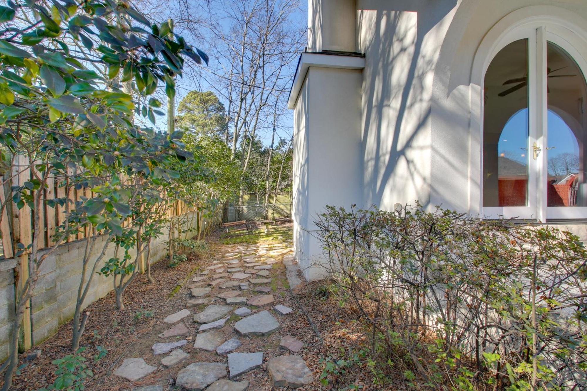 With Pool - Half Mile To Oaklawn! Holiday home *
