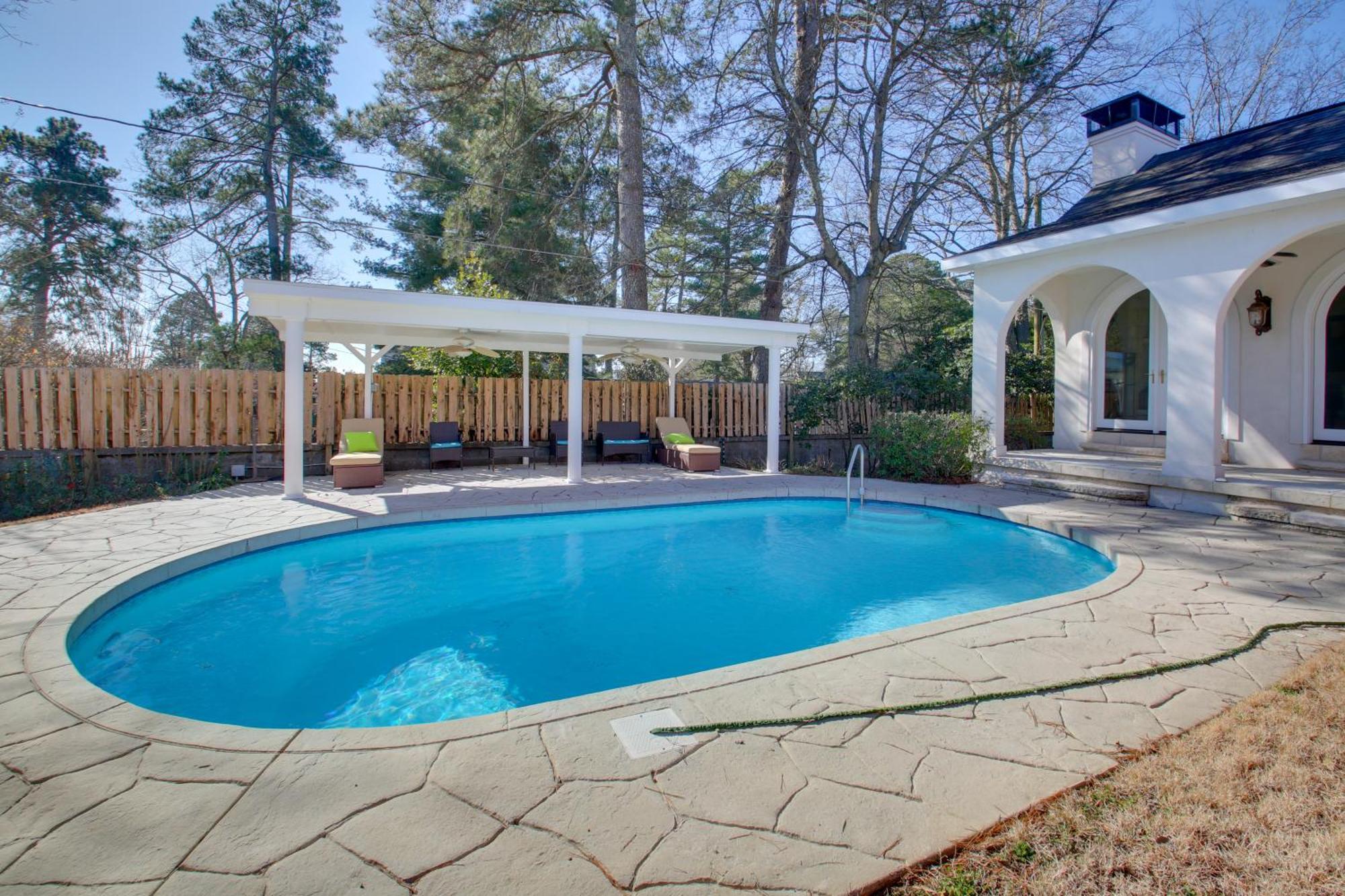 With Pool - Half Mile To Oaklawn! Holiday home