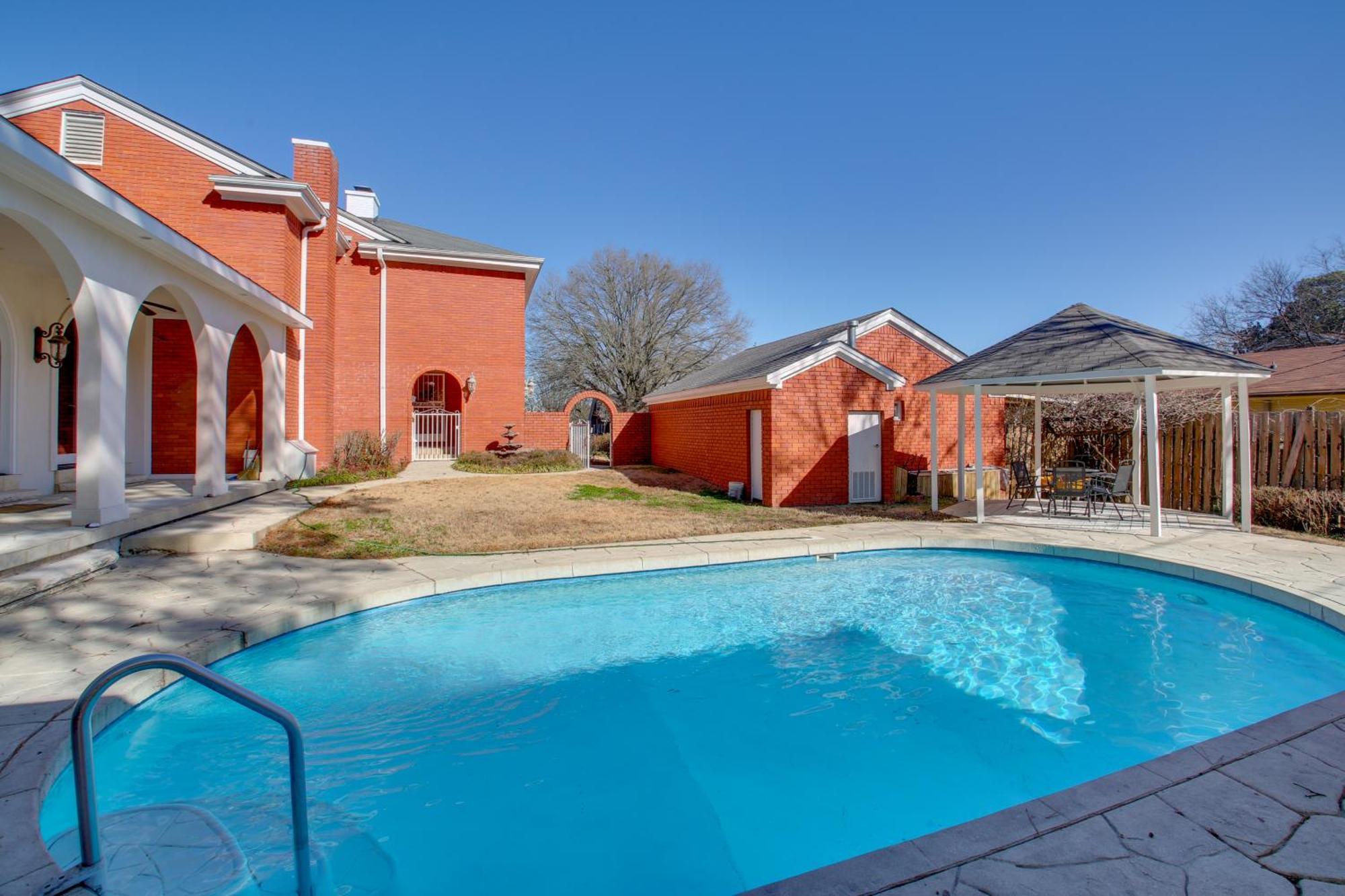 With Pool - Half Mile To Oaklawn! Holiday home *