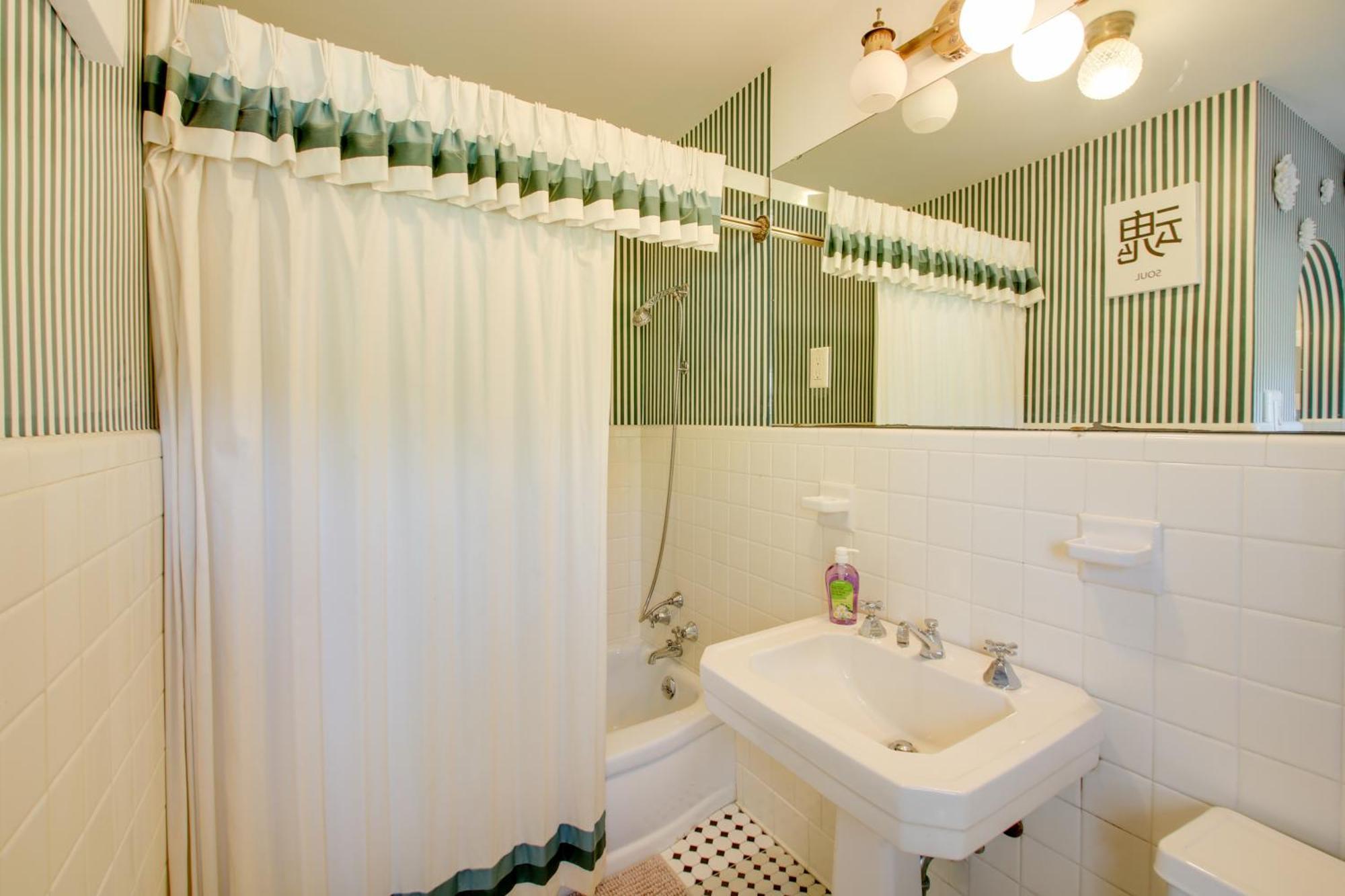 With Pool - Half Mile To Oaklawn! Holiday home Hot Springs