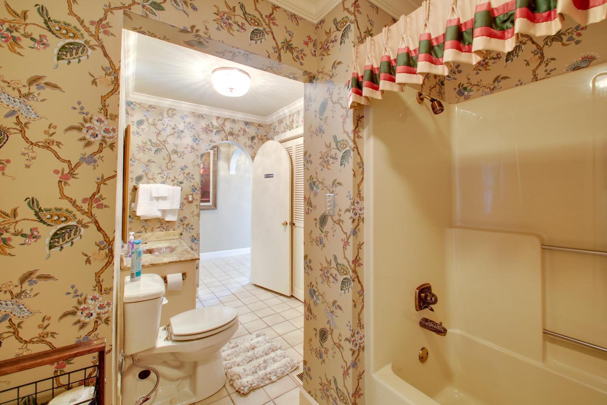 With Pool - Half Mile To Oaklawn! Holiday home