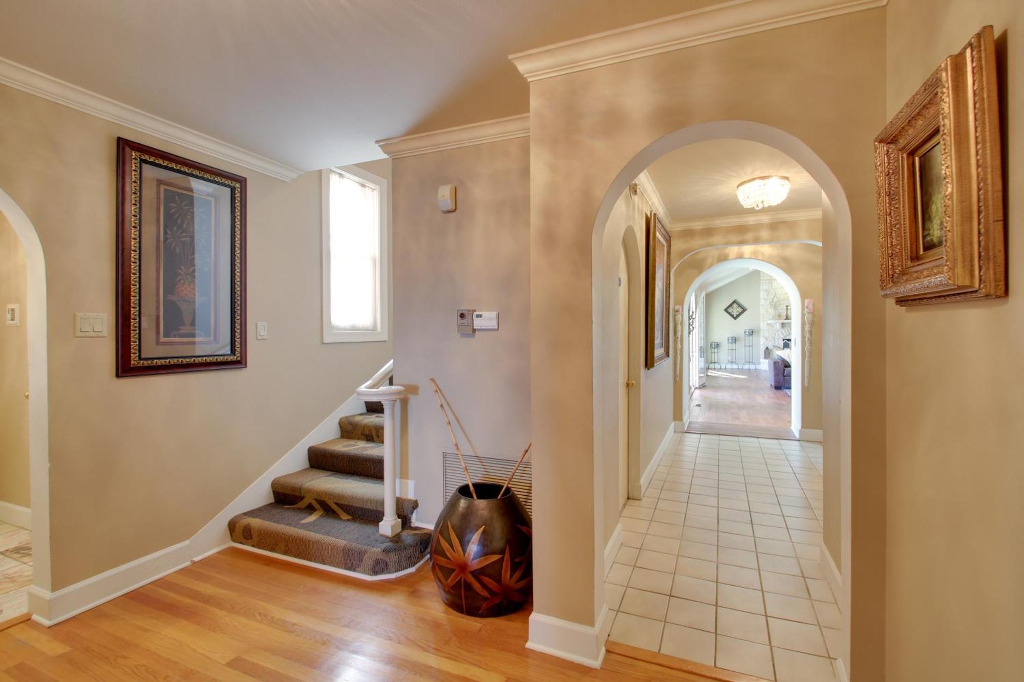 With Pool - Half Mile To Oaklawn! Holiday home *