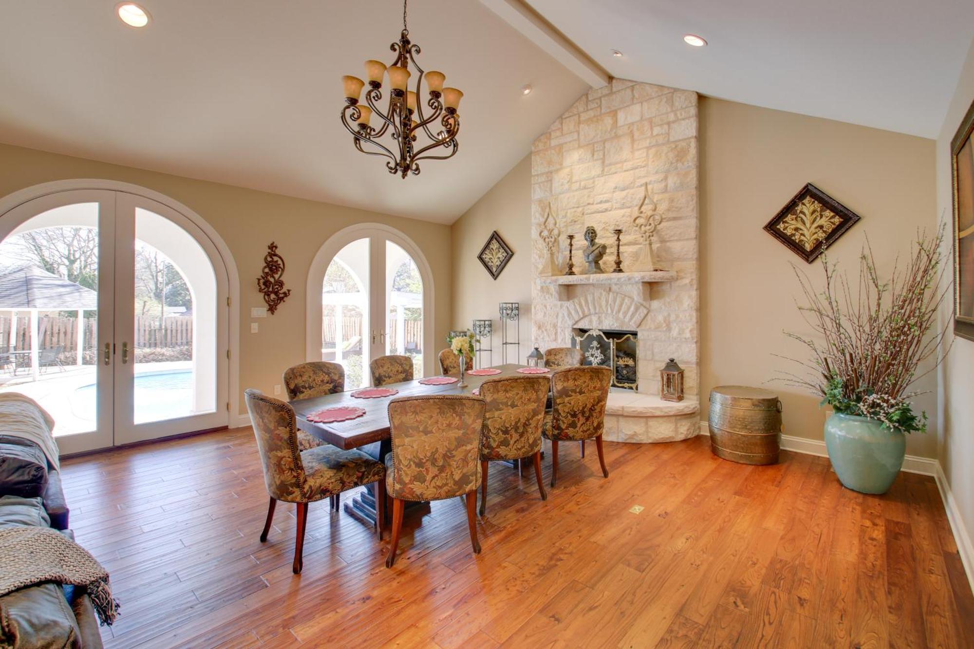 With Pool - Half Mile To Oaklawn! Holiday home