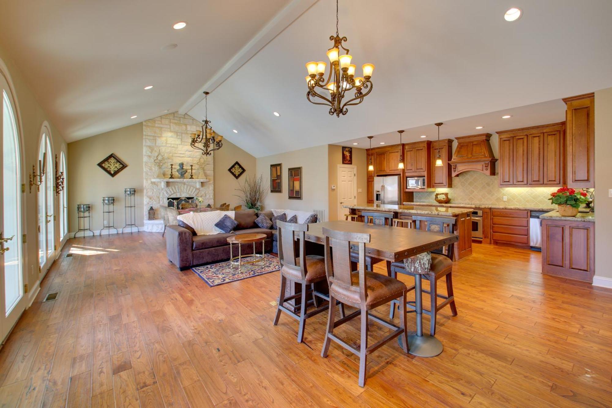 With Pool - Half Mile To Oaklawn! Holiday home *