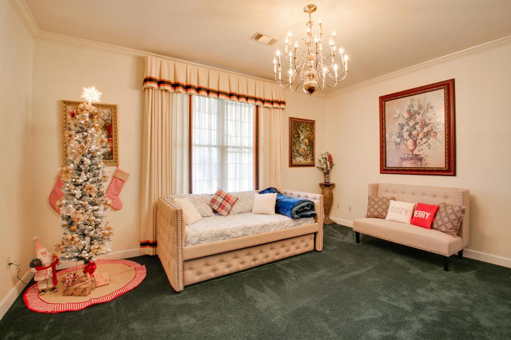 With Pool - Half Mile To Oaklawn! Holiday home *