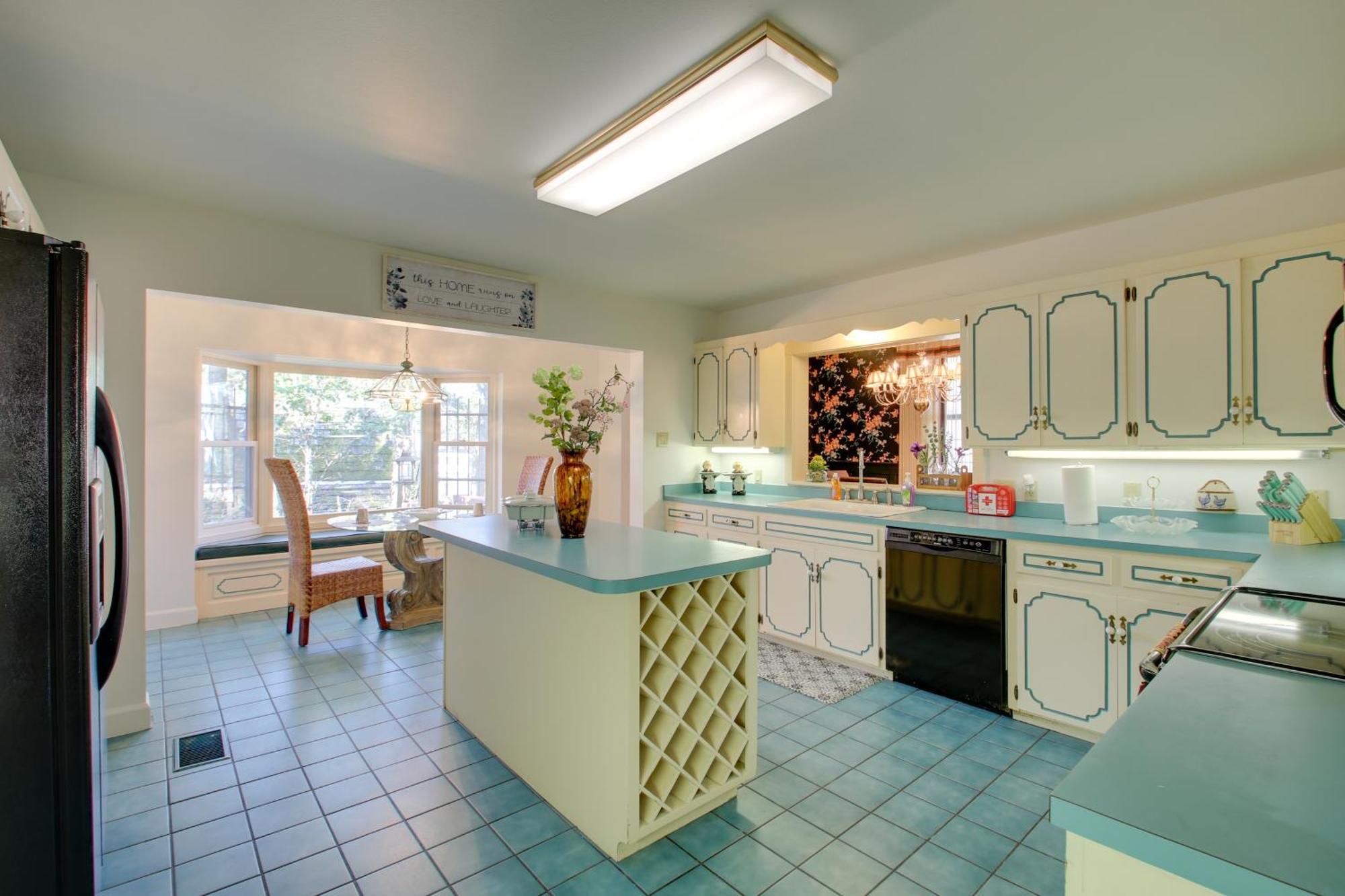 With Pool - Half Mile To Oaklawn! Holiday home