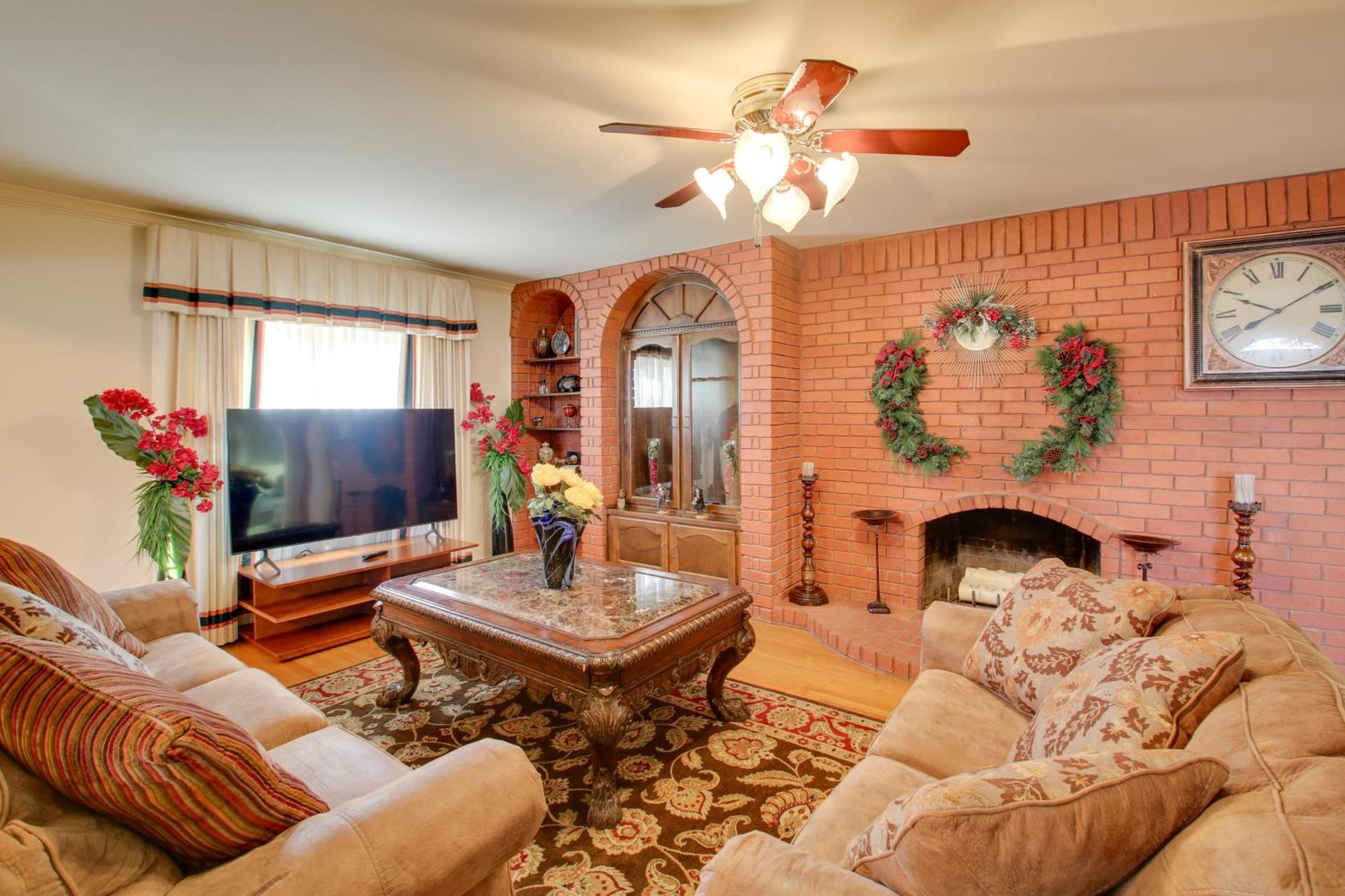 With Pool - Half Mile To Oaklawn! Holiday home