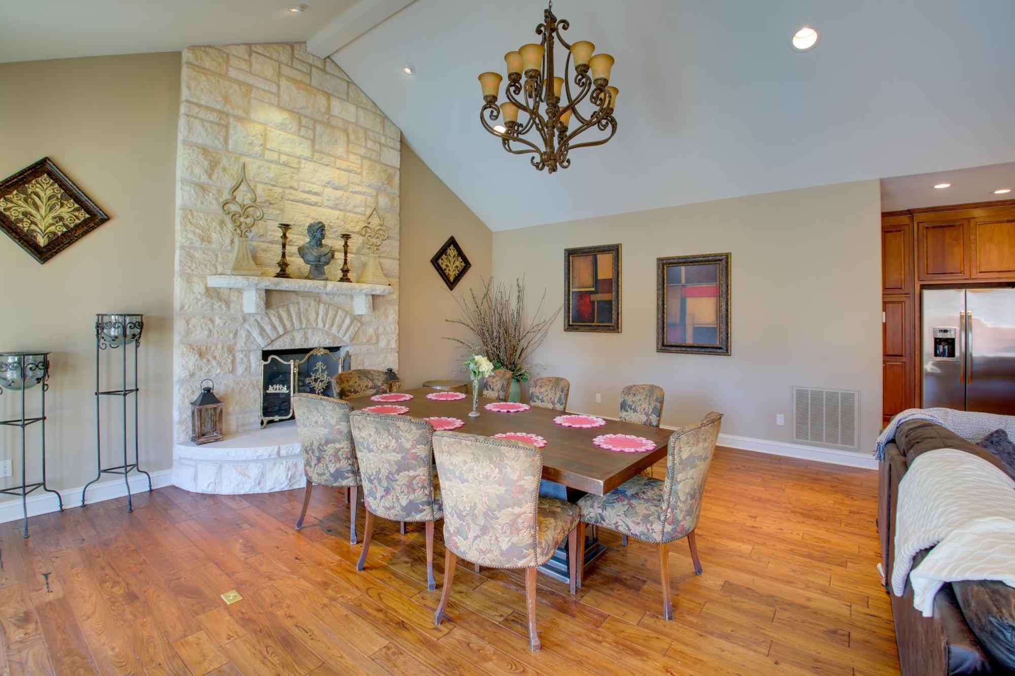 Holiday home With Pool - Half Mile To Oaklawn!