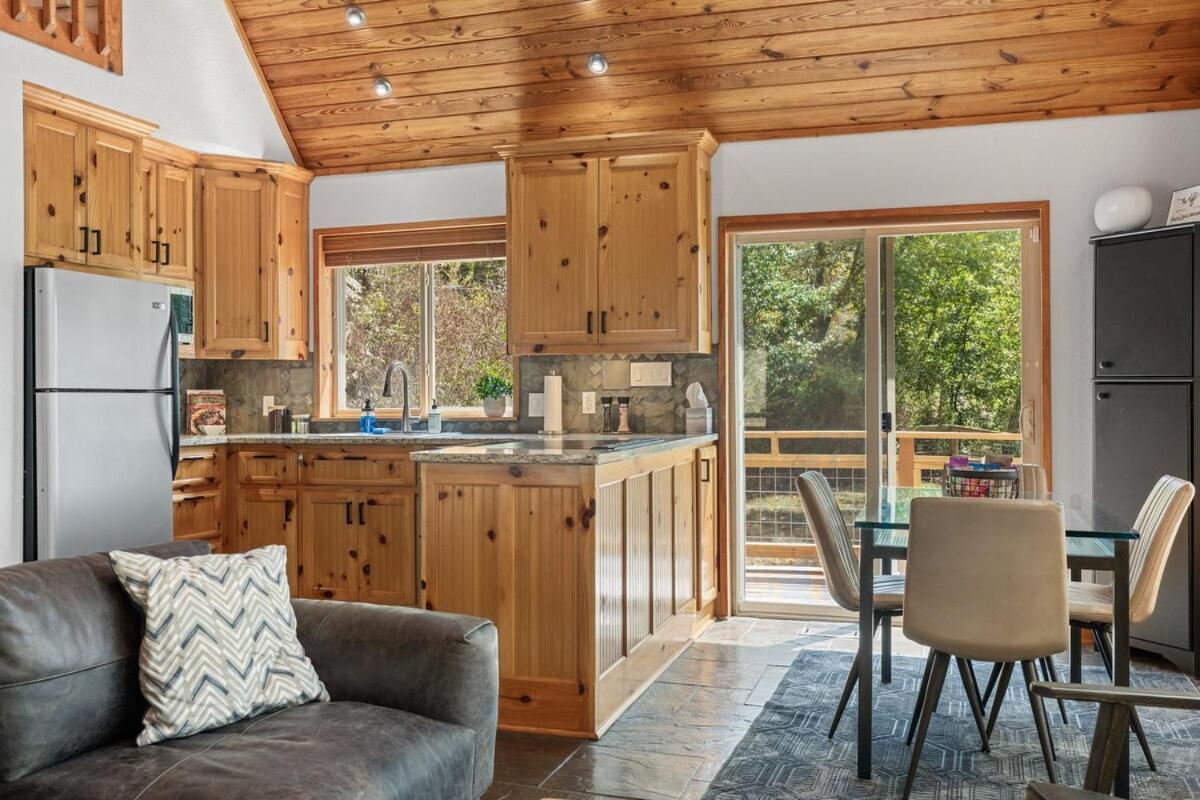 Cozy Lakeside Holiday home