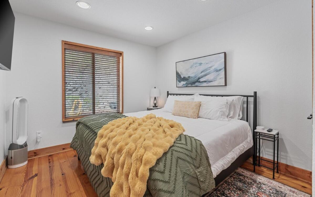 Cozy Lakeside Holiday home