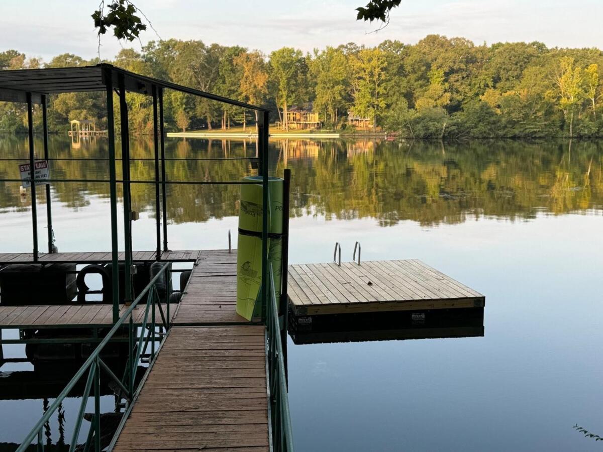 Cozy Lakeside Holiday home