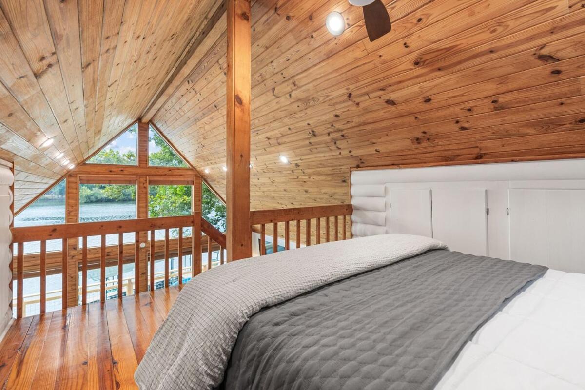 Cozy Lakeside Holiday home Hot Springs
