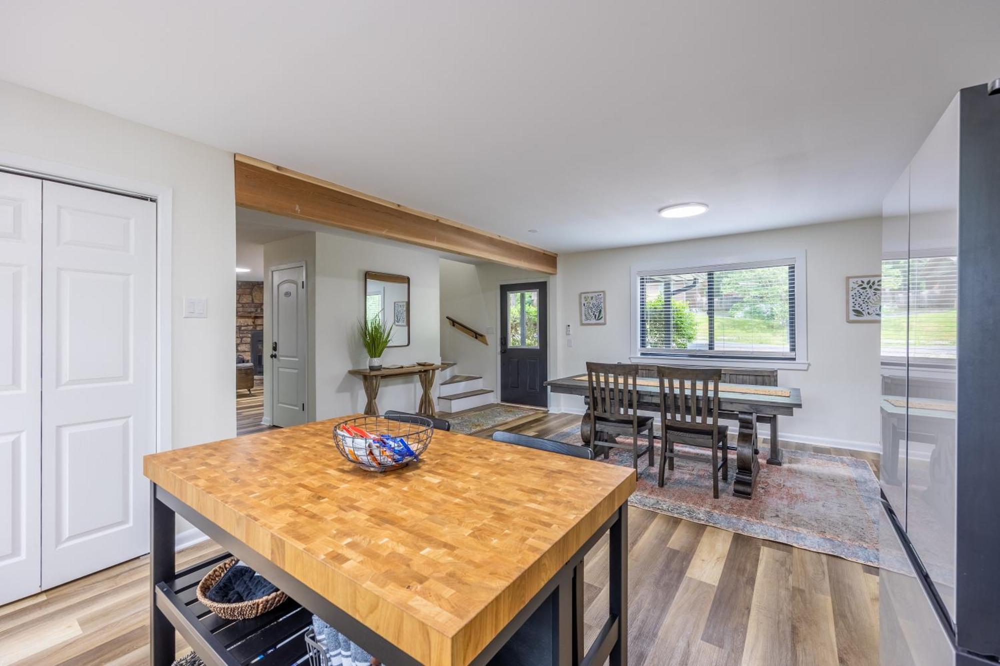 Catherine House - Fire-pit, Games, Swim Dock! * Hot Springs