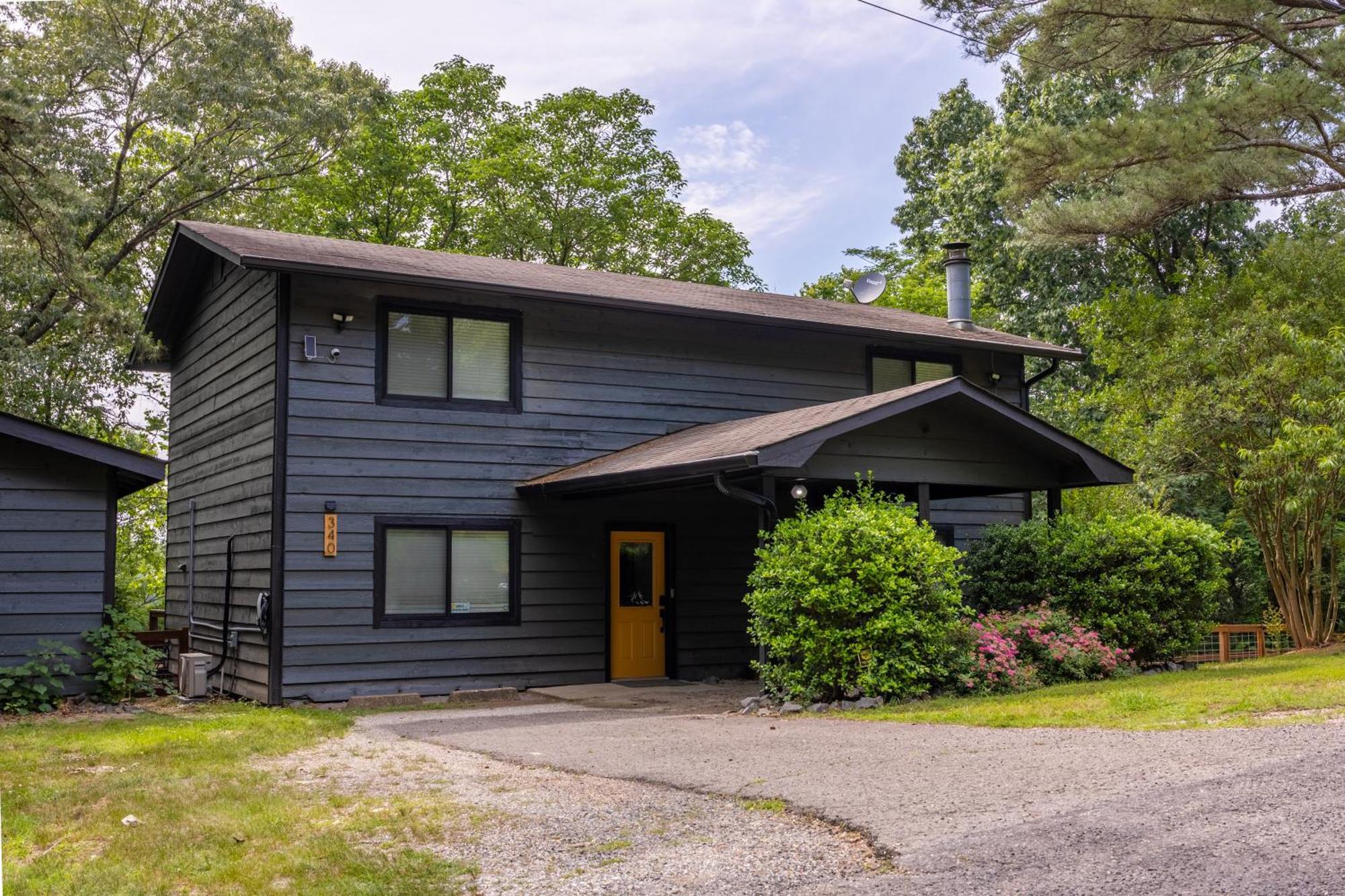 Catherine House - Fire-pit, Games, Swim Dock! Holiday home Hot Springs