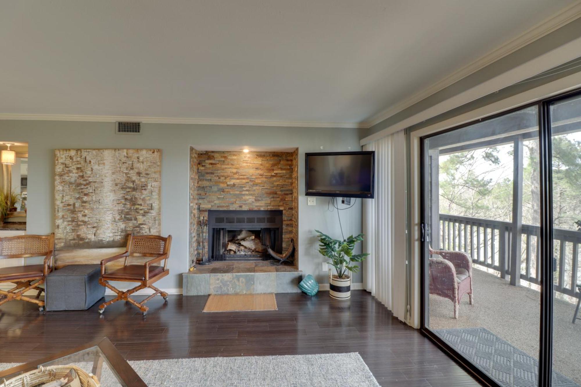 Apartment With Access And Community Pool