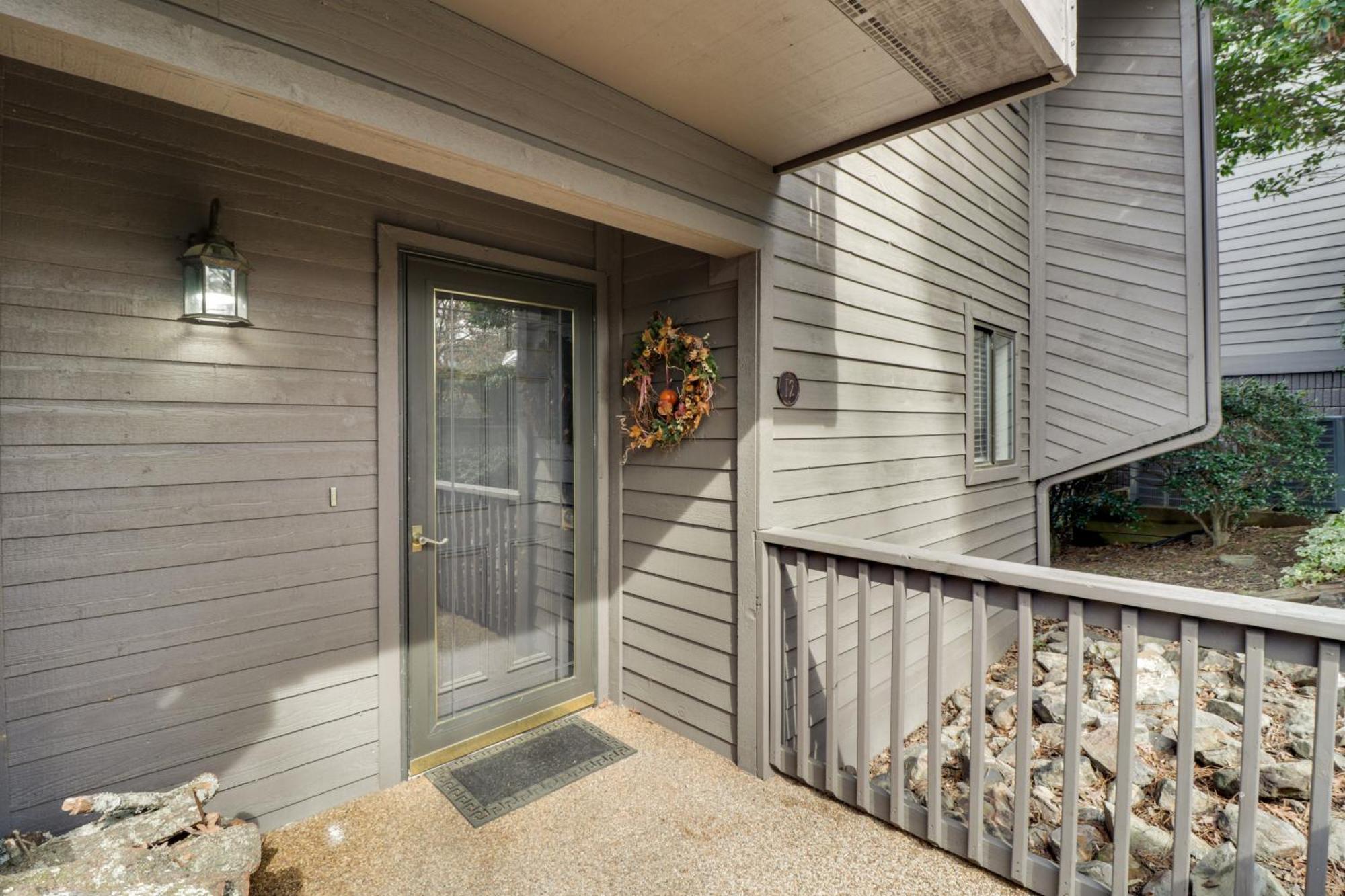 With Access And Community Pool Apartment *