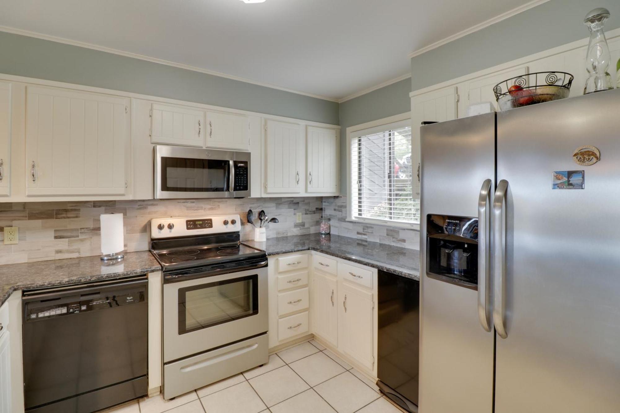 Apartment With Access And Community Pool