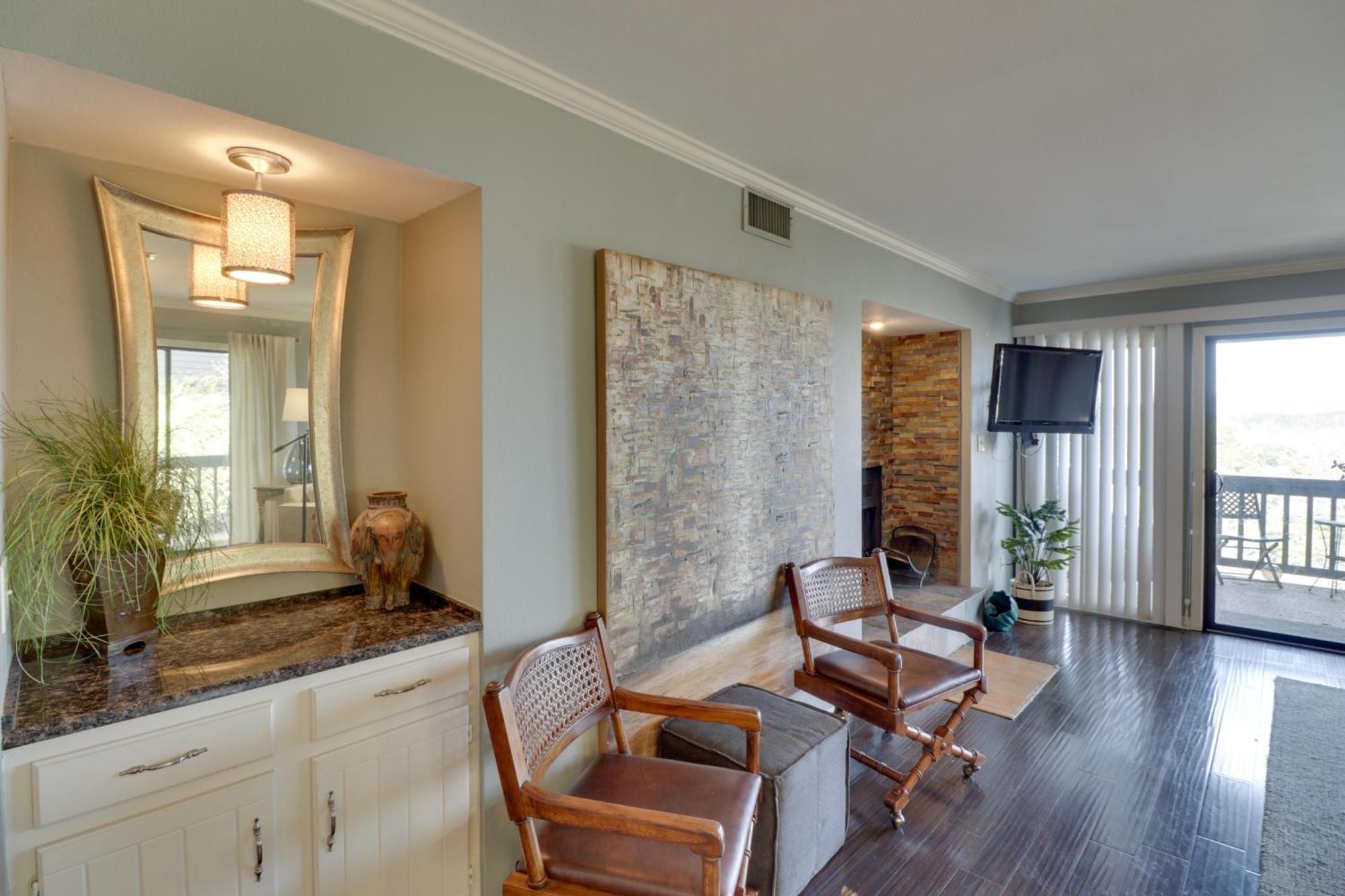 Apartment With Access And Community Pool