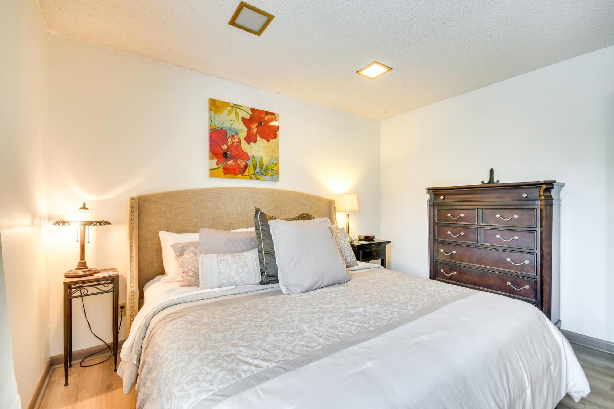 With Pool And Lake Access! *