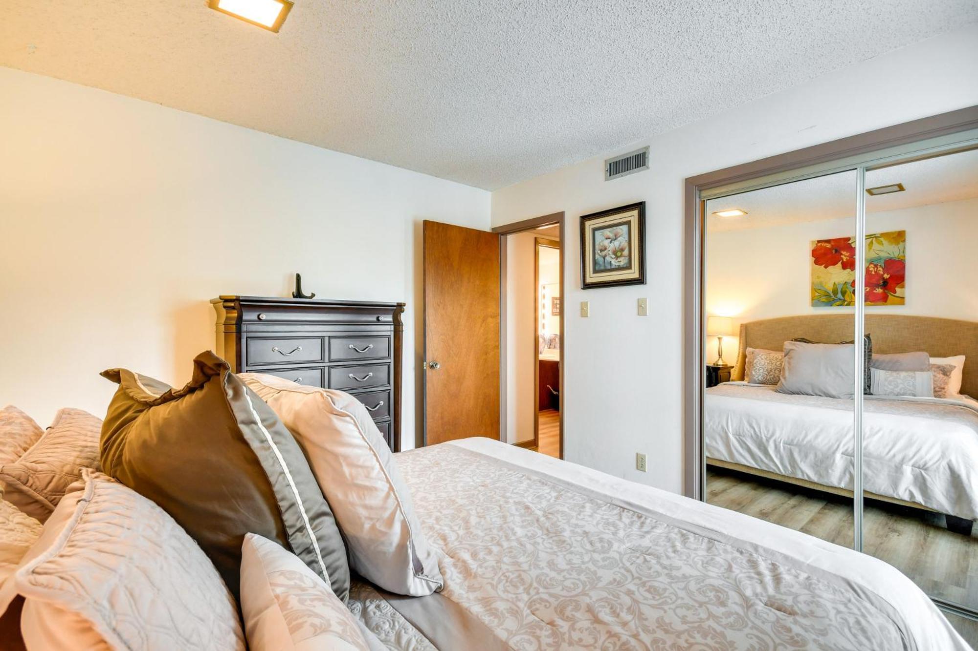 With Pool And Lake Access!