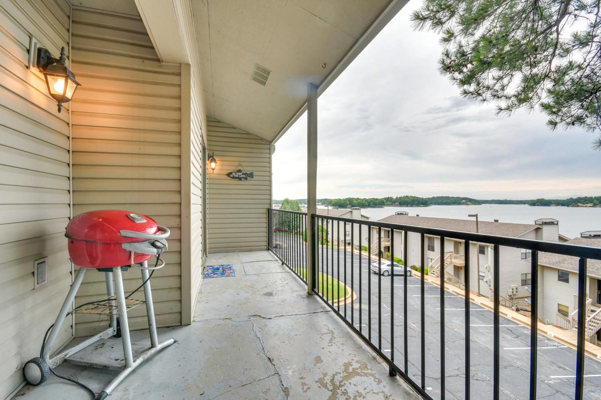 With Pool And Lake Access! Apartment