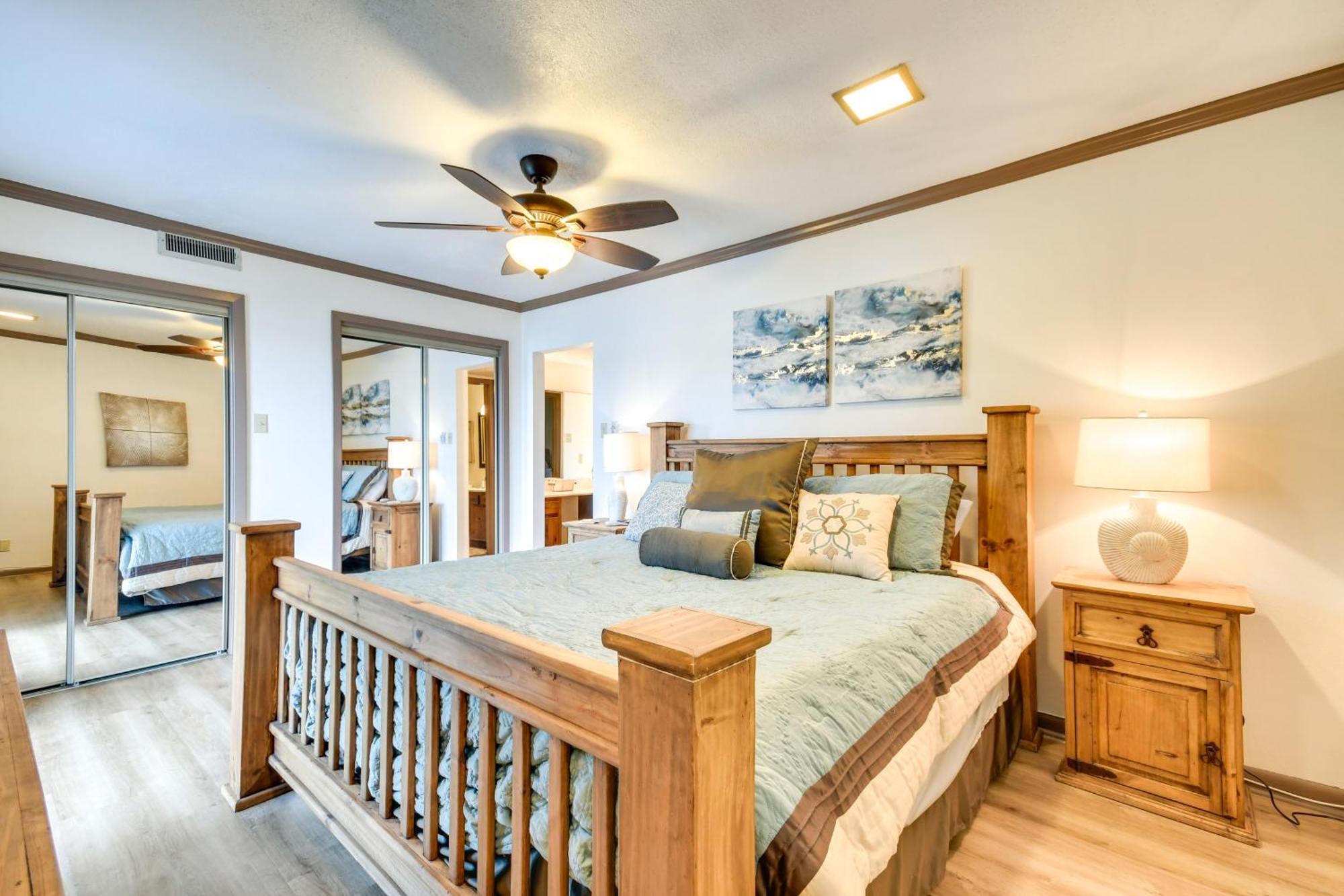 With Pool And Lake Access! *