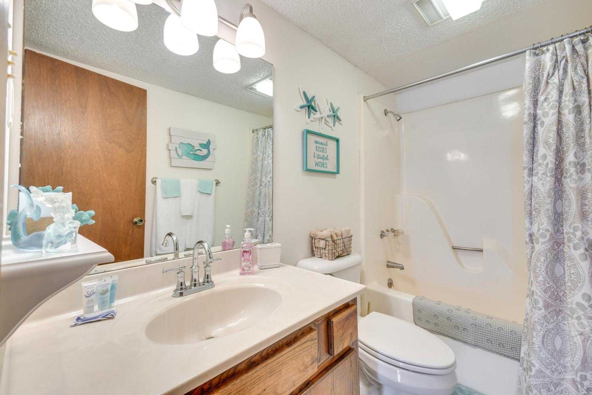 With Pool And Lake Access! *