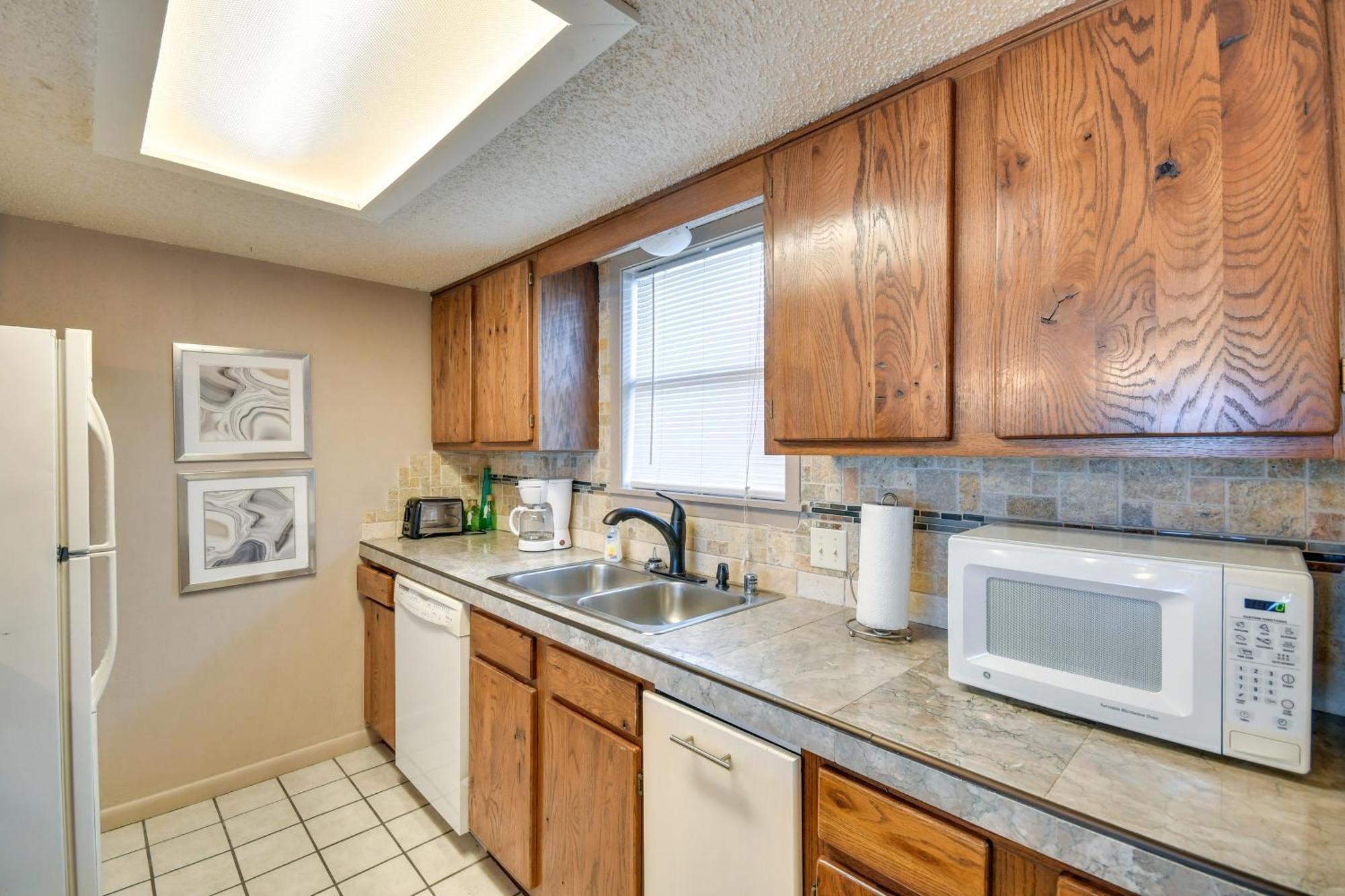 With Pool And Lake Access! Apartment