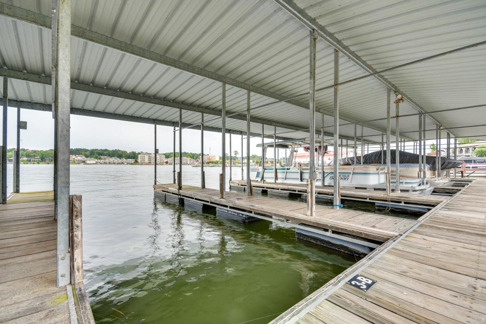 With Pool And Lake Access! Apartment *