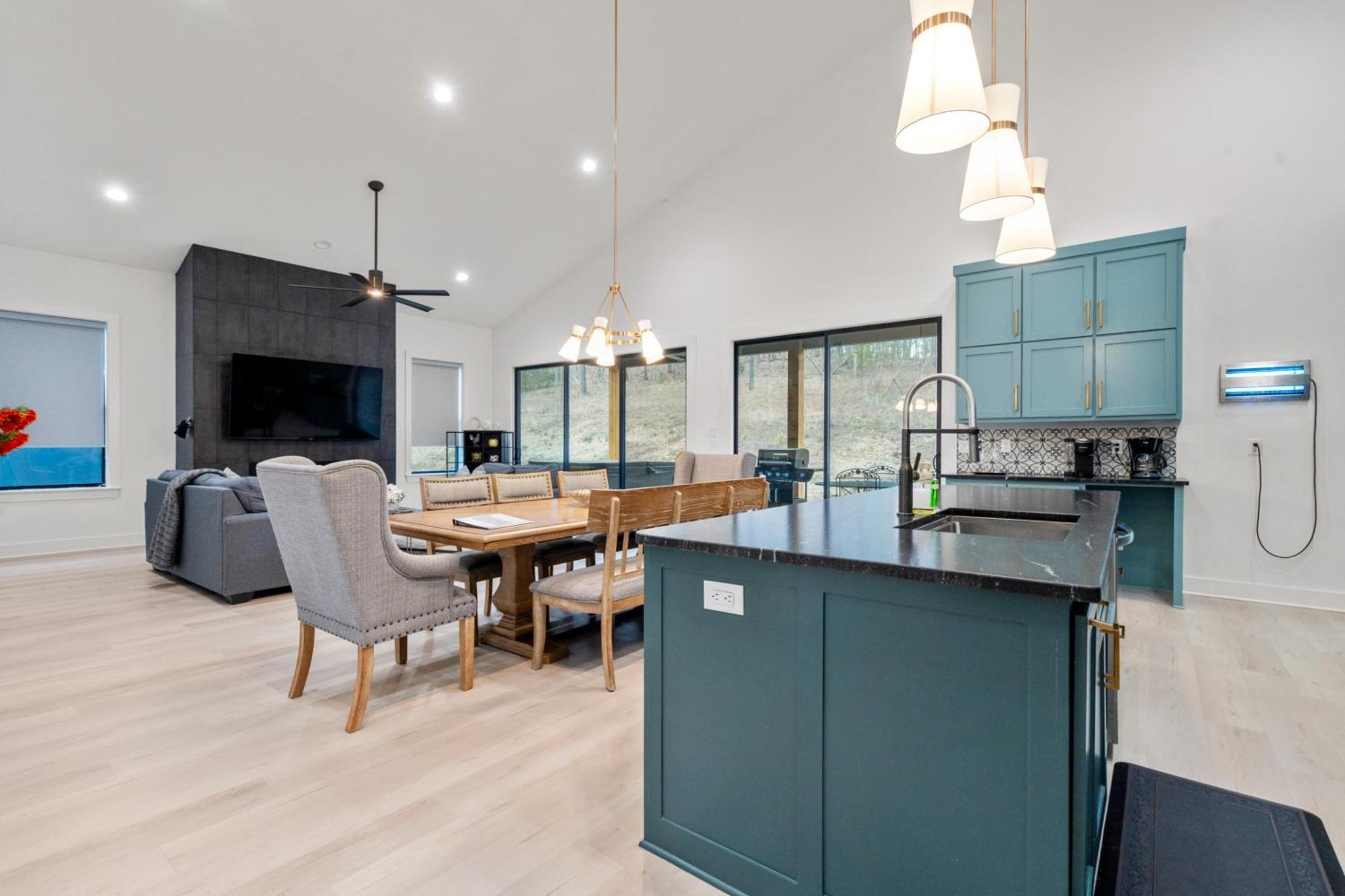 Modern Retreat 10 Min-oaklawn Bbq Grill Pavillion Kids Playground Holiday home Hot Springs