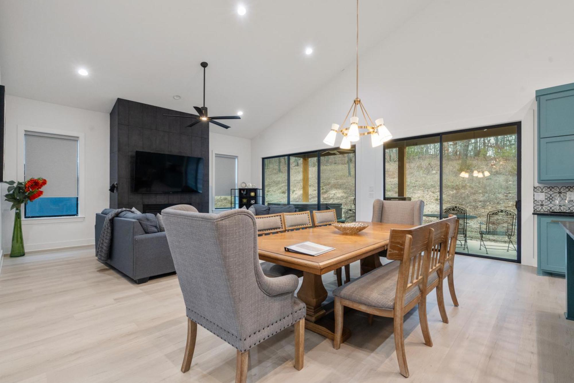 Modern Retreat 10 Min-oaklawn Bbq Grill Pavillion Kids Playground