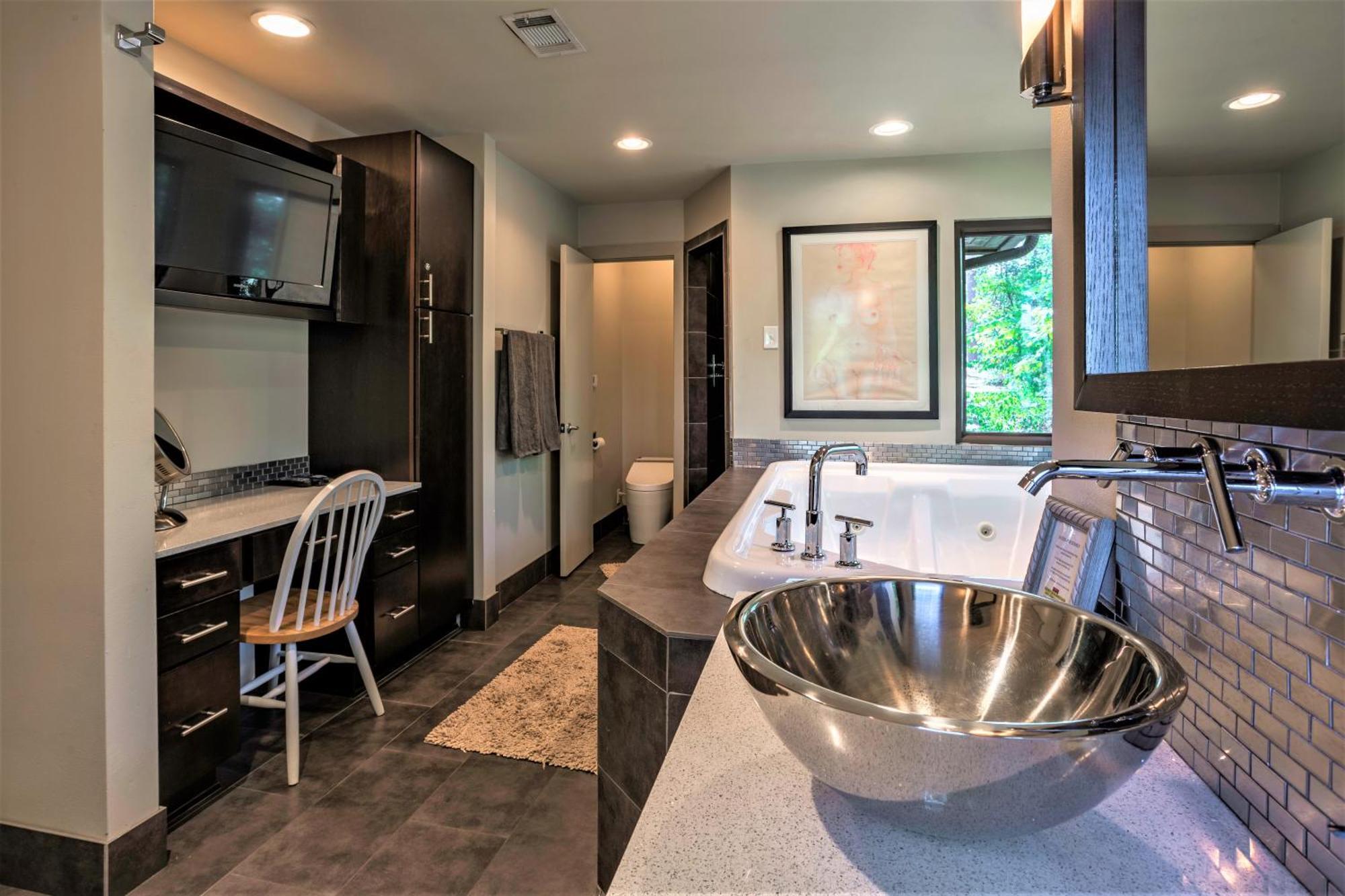 Your Lakefront Luxury Hot Springs
